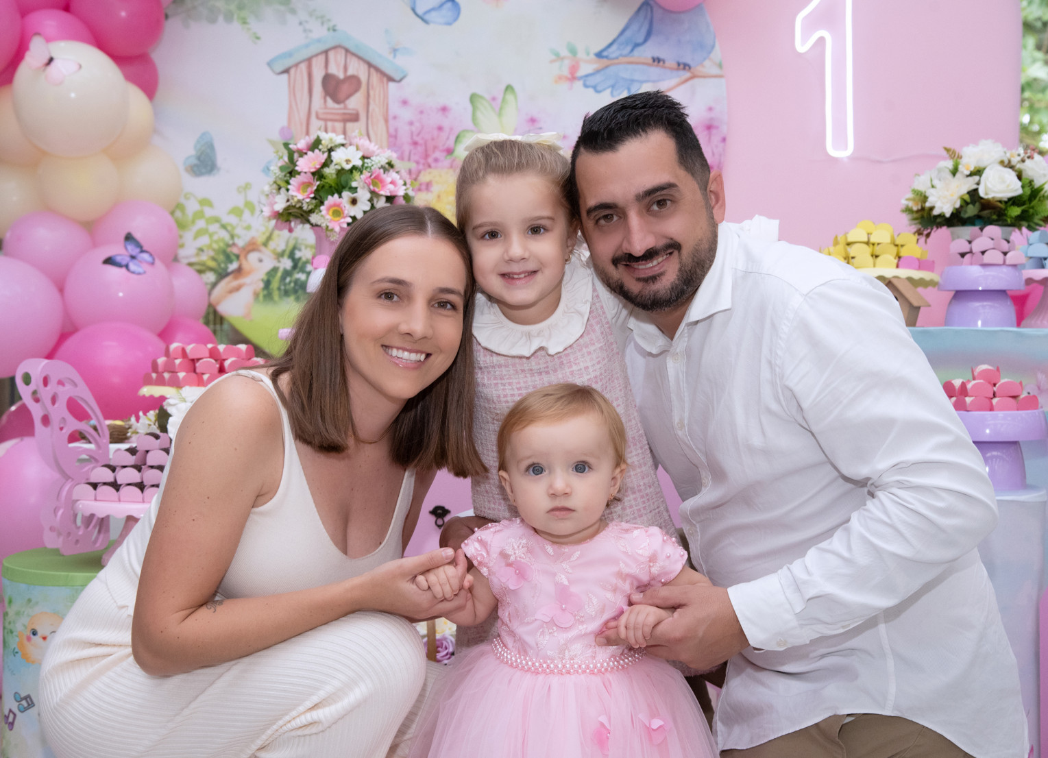 Yasmin Schneider da Cunha, com os pais Luiz e Jaqueline, irmã Isabela e convidados