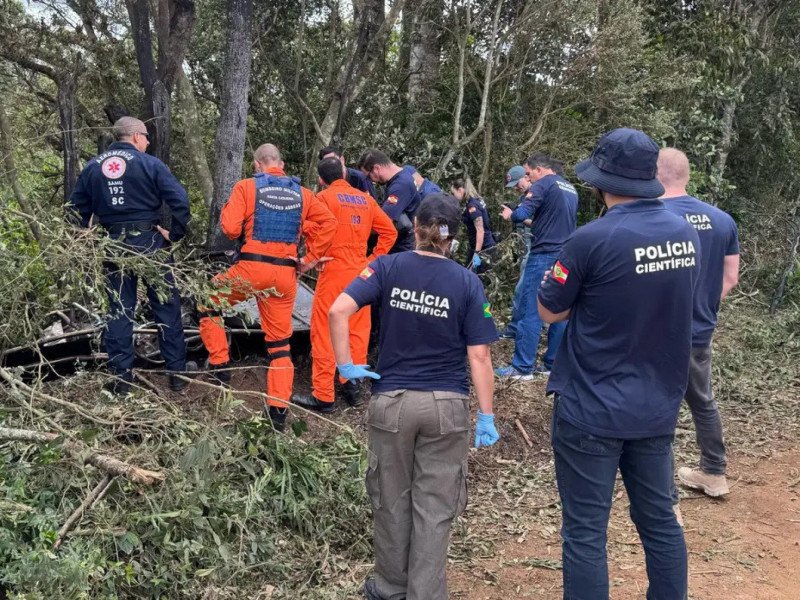 Equipes trabalharam no resgate de feridos e dos corpos das pessoas que morreram no acidente