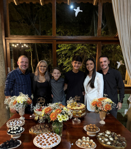 Gledson e Tatiana, com os filhos Lucas, Gabriel e Maria Eduarda e o genro Gustavo
