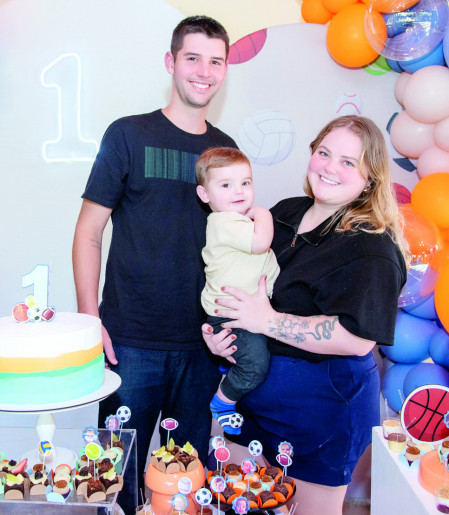 Os pais Jessica e Wesley, com o filhinho Benjamin