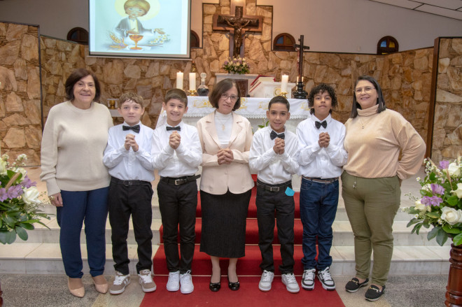 Maria Wernke e as catequistas, Erondina e Silvana com os catequisados em sua Primeira Eucaristia
