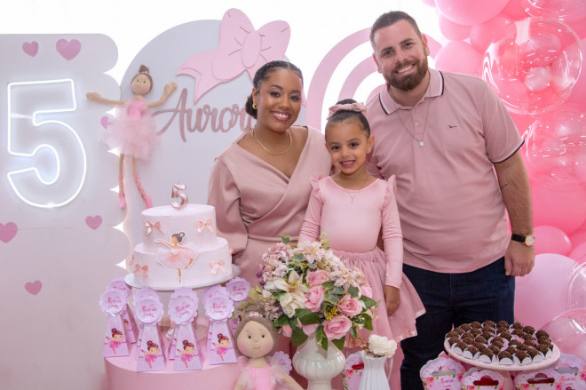 Aurora comemorando os 5 anos com os pais Ana Carolina e Natan