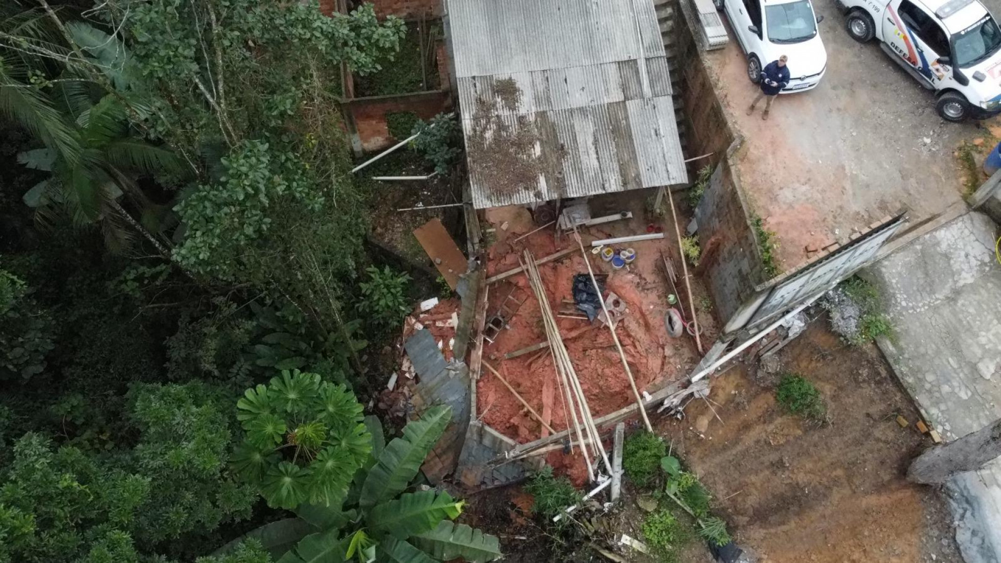 Já foram atendidas 11 ocorrências, entre alagamentos, quedas de poste e entrega de lonas
