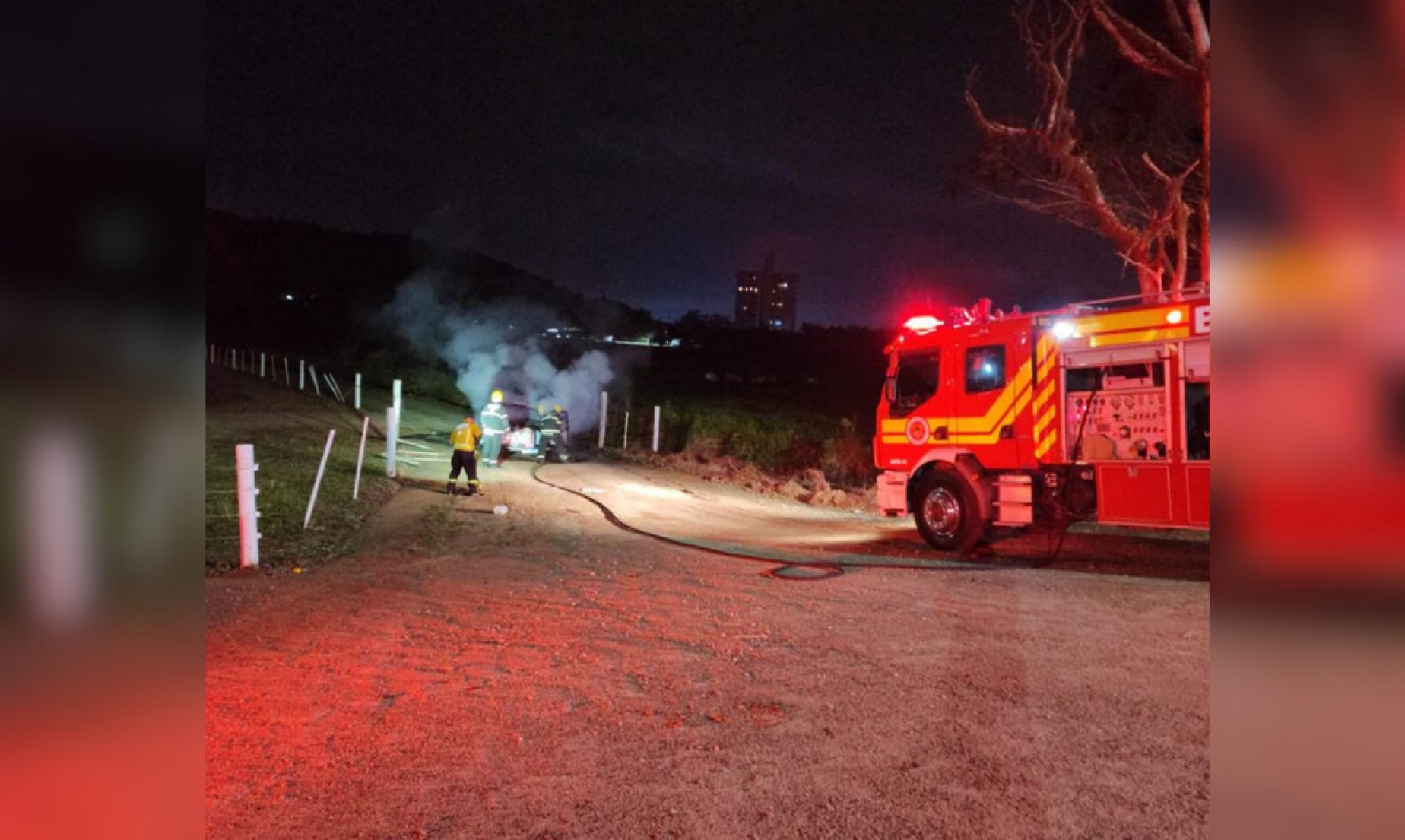 O proprietário sofreu queimaduras nas mãos ao tentar apagar o fogo