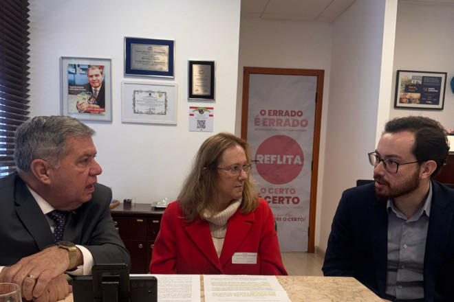 O deputado Motta com representantes da SED e da Tang Chinese Education