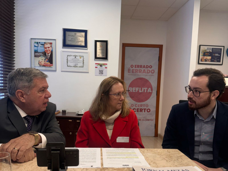 O deputado Motta com representantes da SED e da Tang Chinese Education