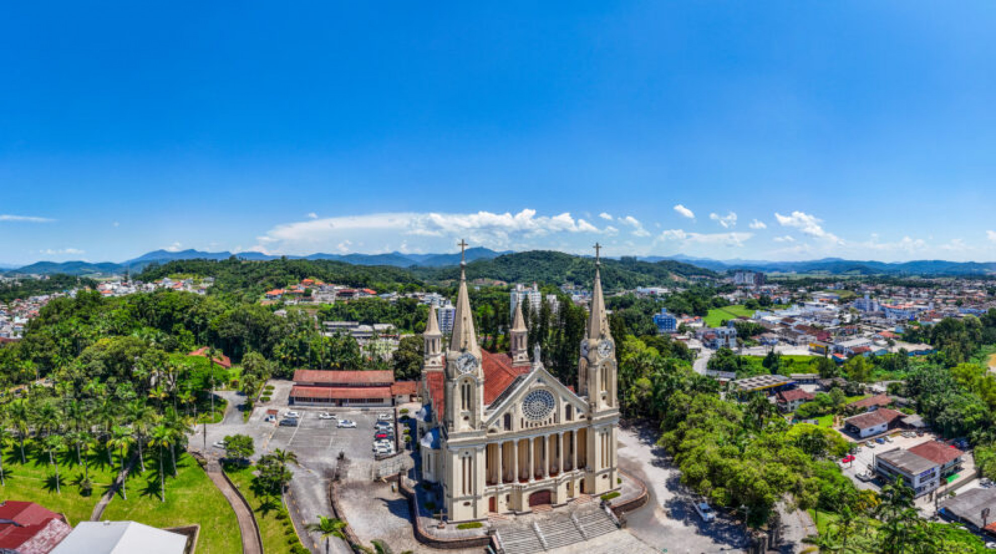 O município fechou o primeiro semestre de 2025 com saldo positivo de 1.696 vagas com carteira assinada