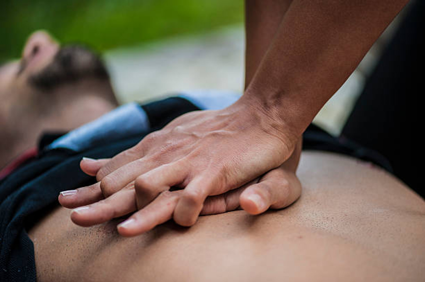 A massagem cardíaca é um procedimento inicial e que pode salvar a vida da pessoa em parada cardiorrespiratória