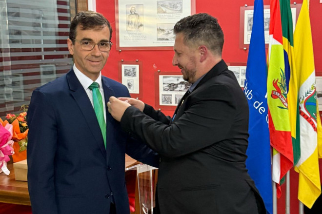 Novo presidente, Luciano, sendo empossado pelo anterios, Emerson