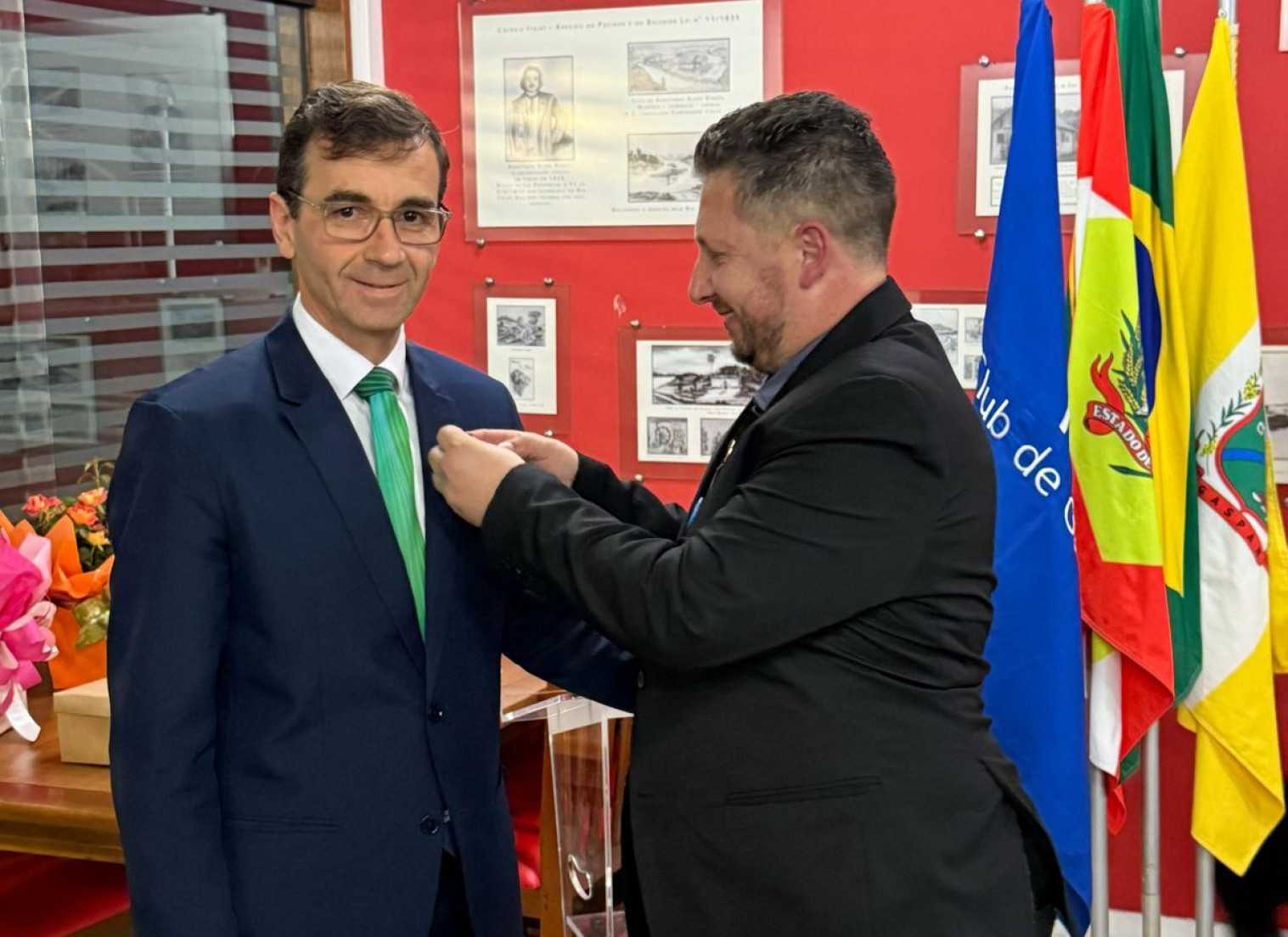 Novo presidente, Luciano, sendo empossado pelo anterios, Emerson