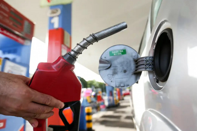 Medida tem validade de 30 dias e vai tentar segurar o aumento no pre&ccedil;o dos combust&iacute;veis por conta da alta do petr&oacute;leo no mercado internacional