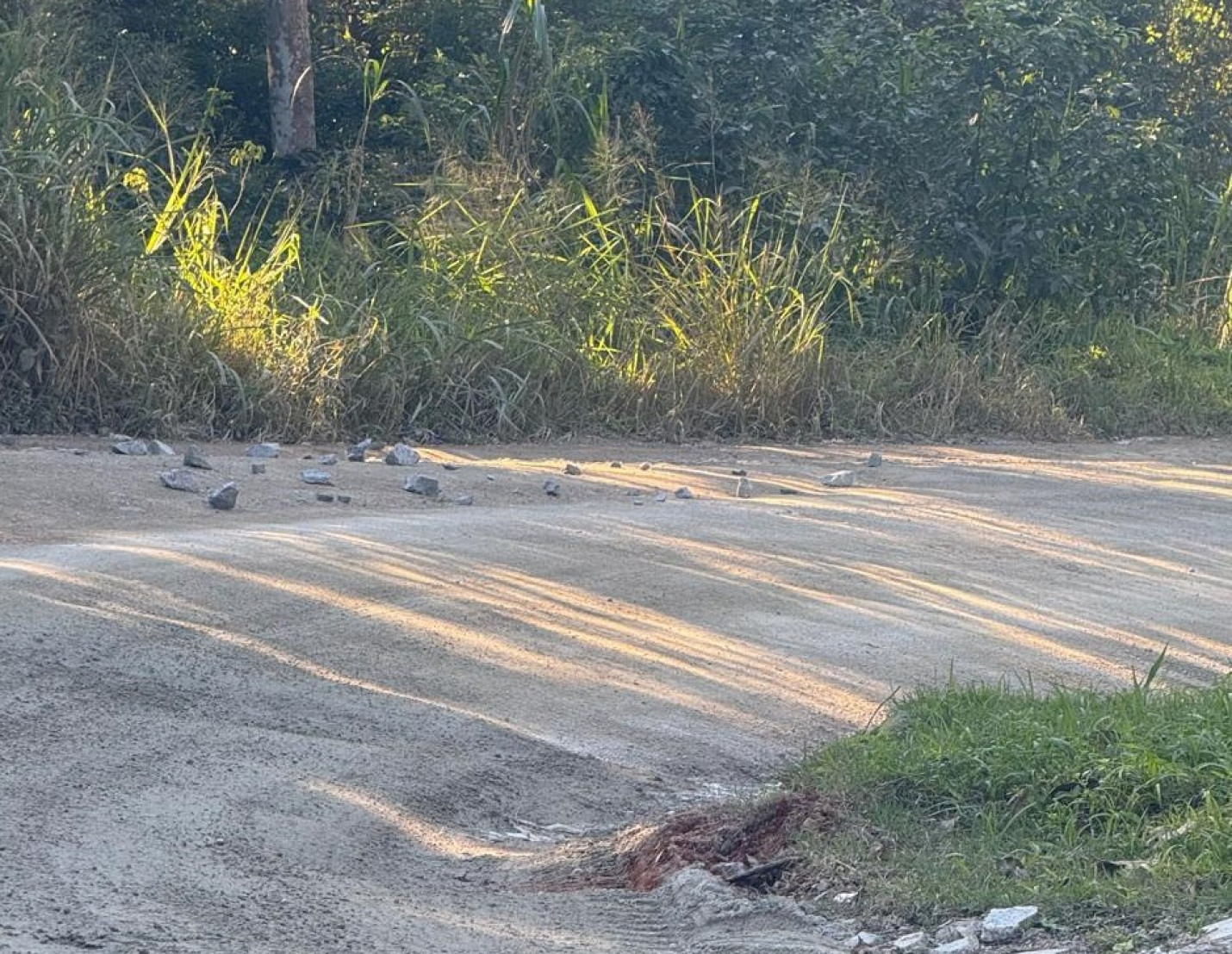 Pedras ficaram espalhadas por um trecho da via