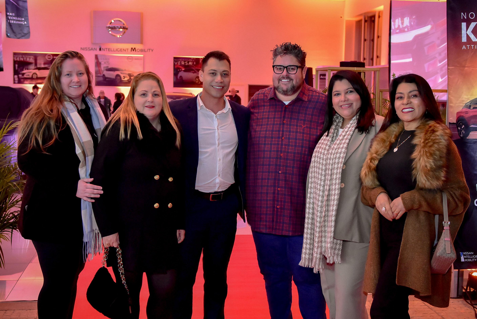 Roger Platner com o organizador do evento Gustavo Siqueira, cercados pela forte diretoria da AMPE Mulher