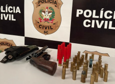 Arma e munições foram apreendidas na residência do suspeito