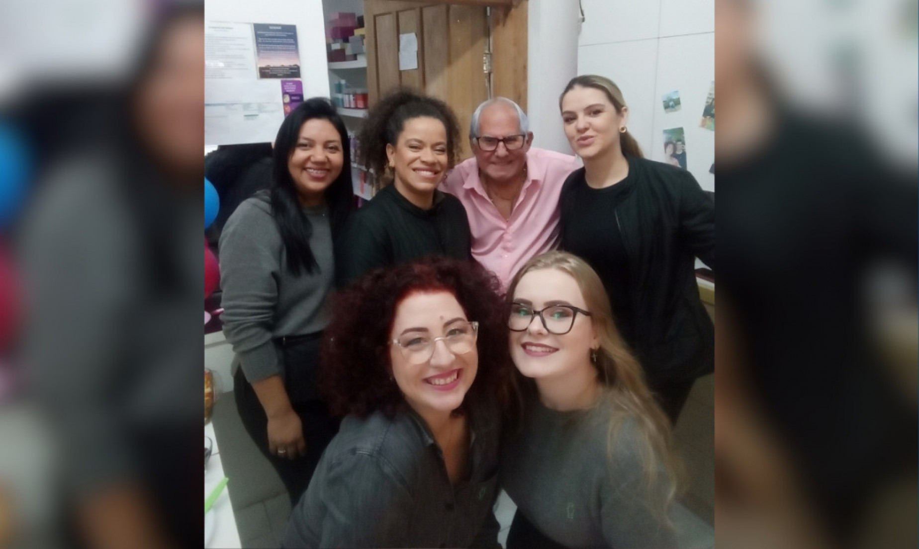 Celso Corrêa com a equipe da loja O Boticário de Gaspar