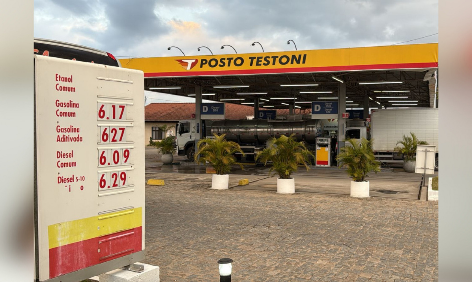 Posto Testoni, na Rodovia Jorge Lacerda, está comercializando a gasolina comum a R$ 6,17