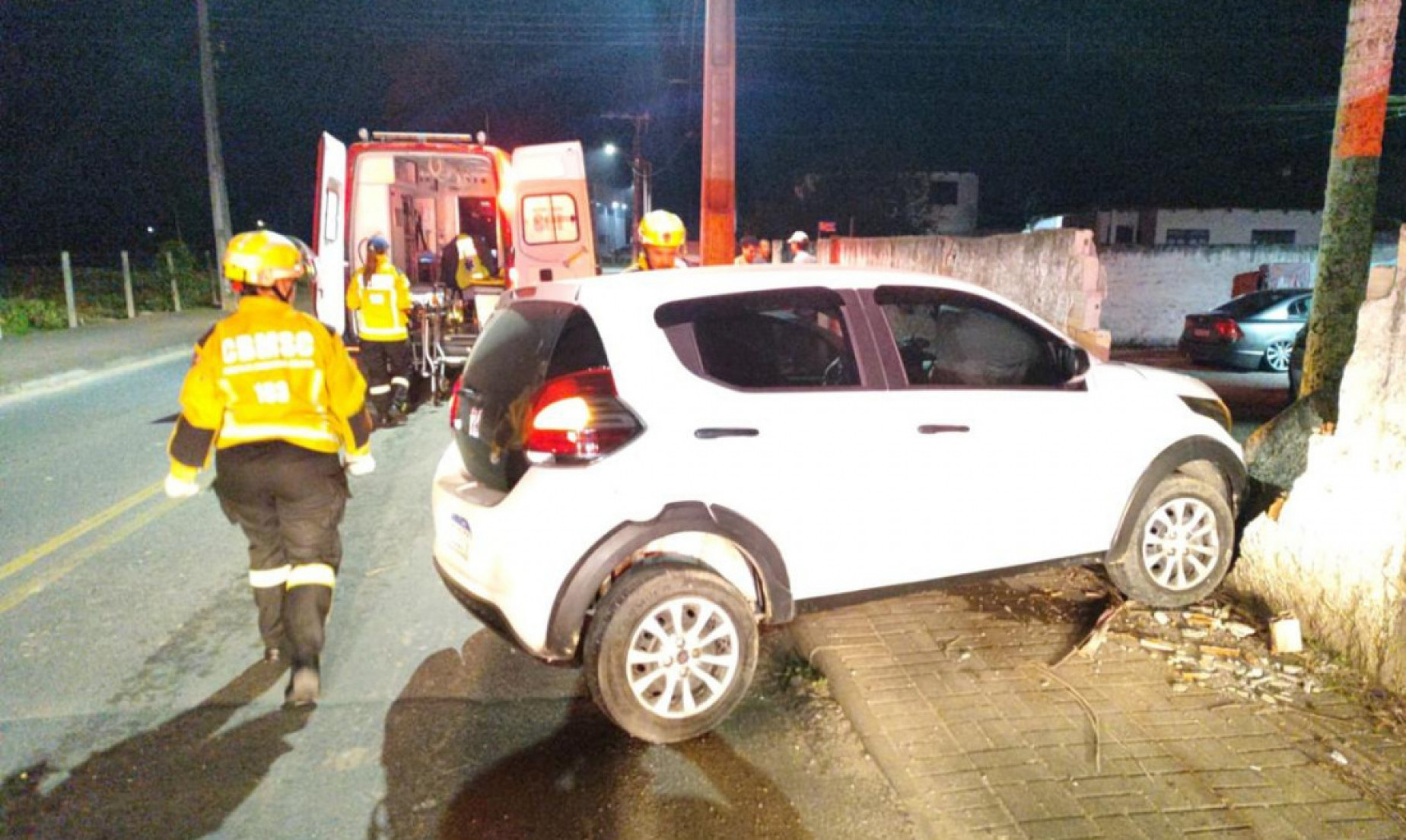 Acidente aconteceu na noite deste sábado no bairro Bela Vista