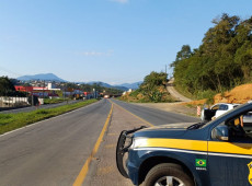 Equipes da Defesa Civil, PRF e Bombeiros isolaram o local e seguem monitorando a situação