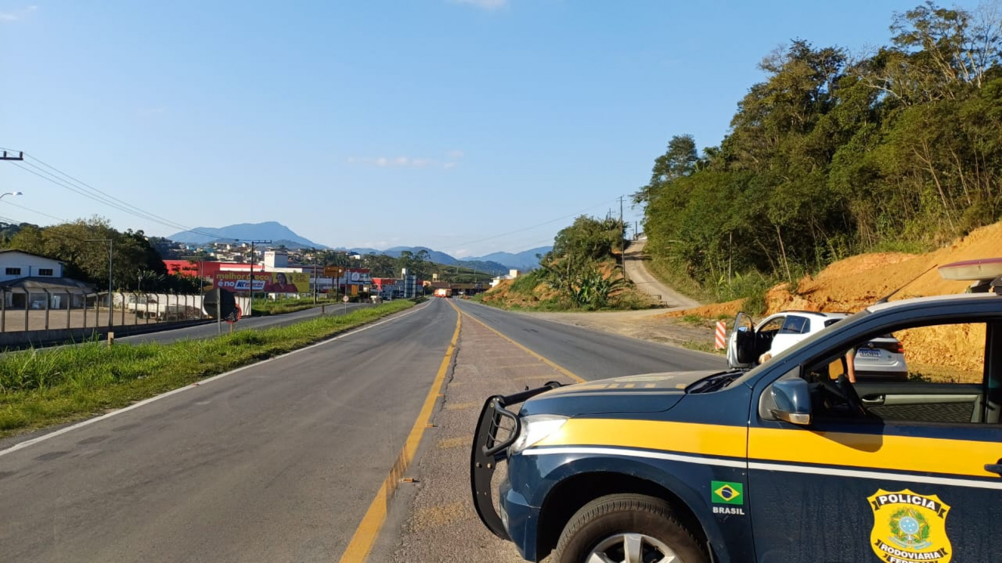 Equipes da Defesa Civil, PRF e Bombeiros isolaram o local e seguem monitorando a situação