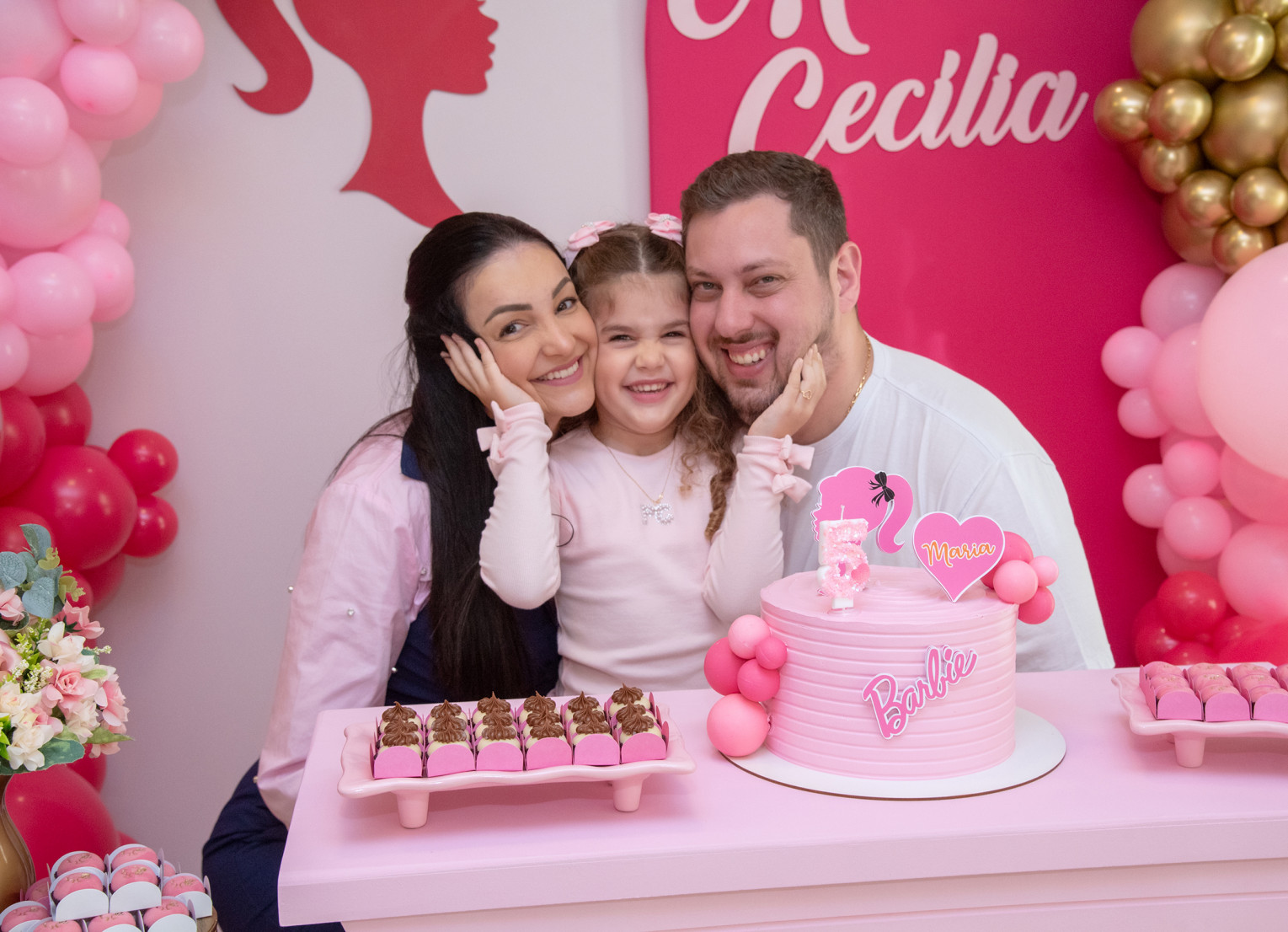 Maria Cecilia Tomaz com os pais Diogo e Mayara
