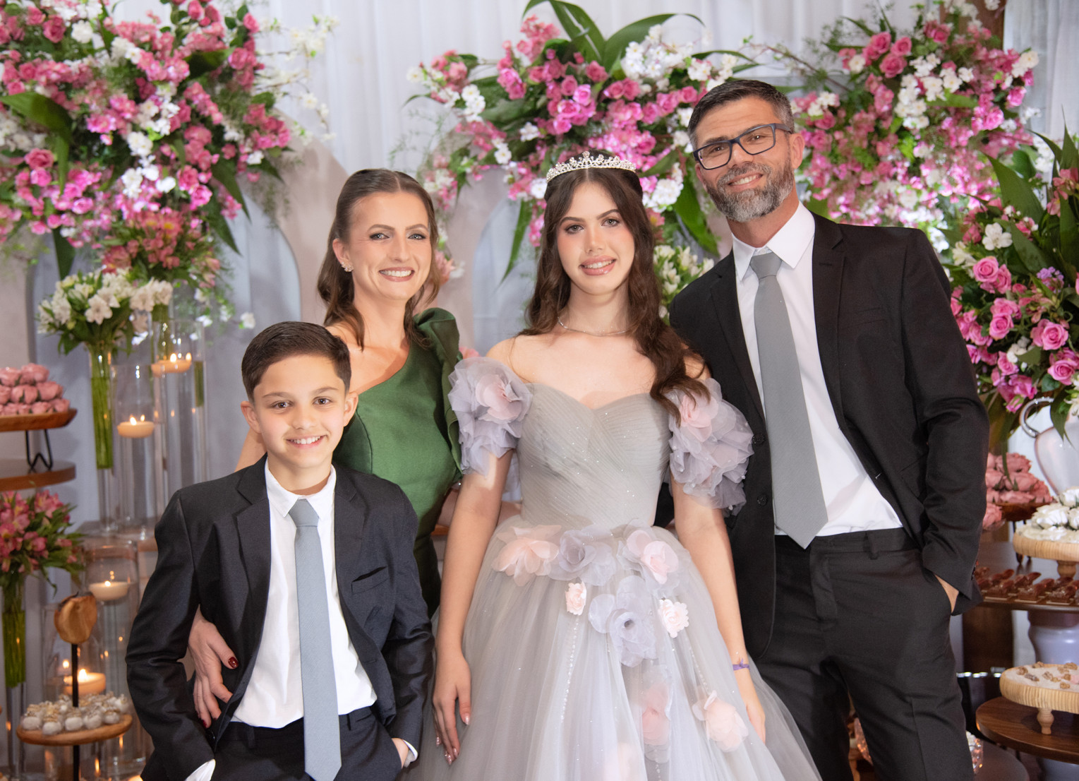 Caroline Zucki Minuzzi com os pais Graziela Zucki Minuzzi e Leandro José Minuzzi e o irmão Théo