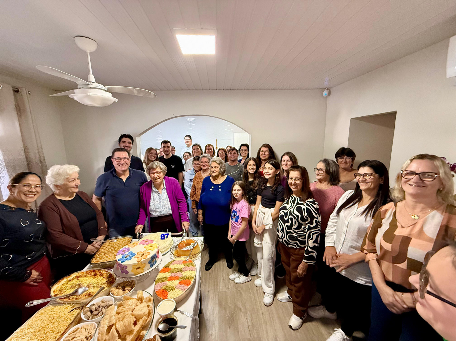  Dona Edith Deschamps da Costa com familiares e amigos