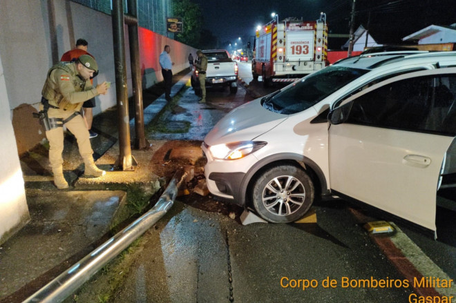 Motorista, de 81, teria passado mal antes de bater o veículo