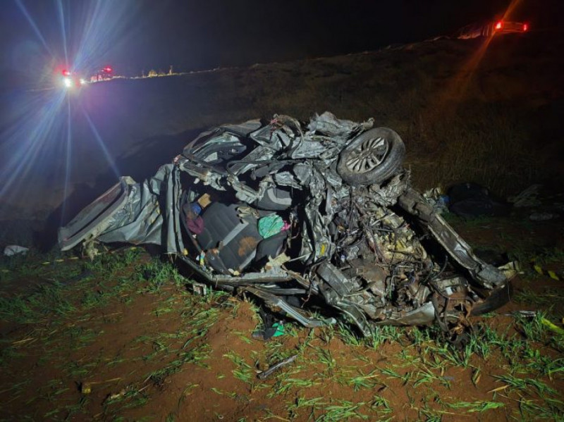 Veículo ficou destruído após o choque