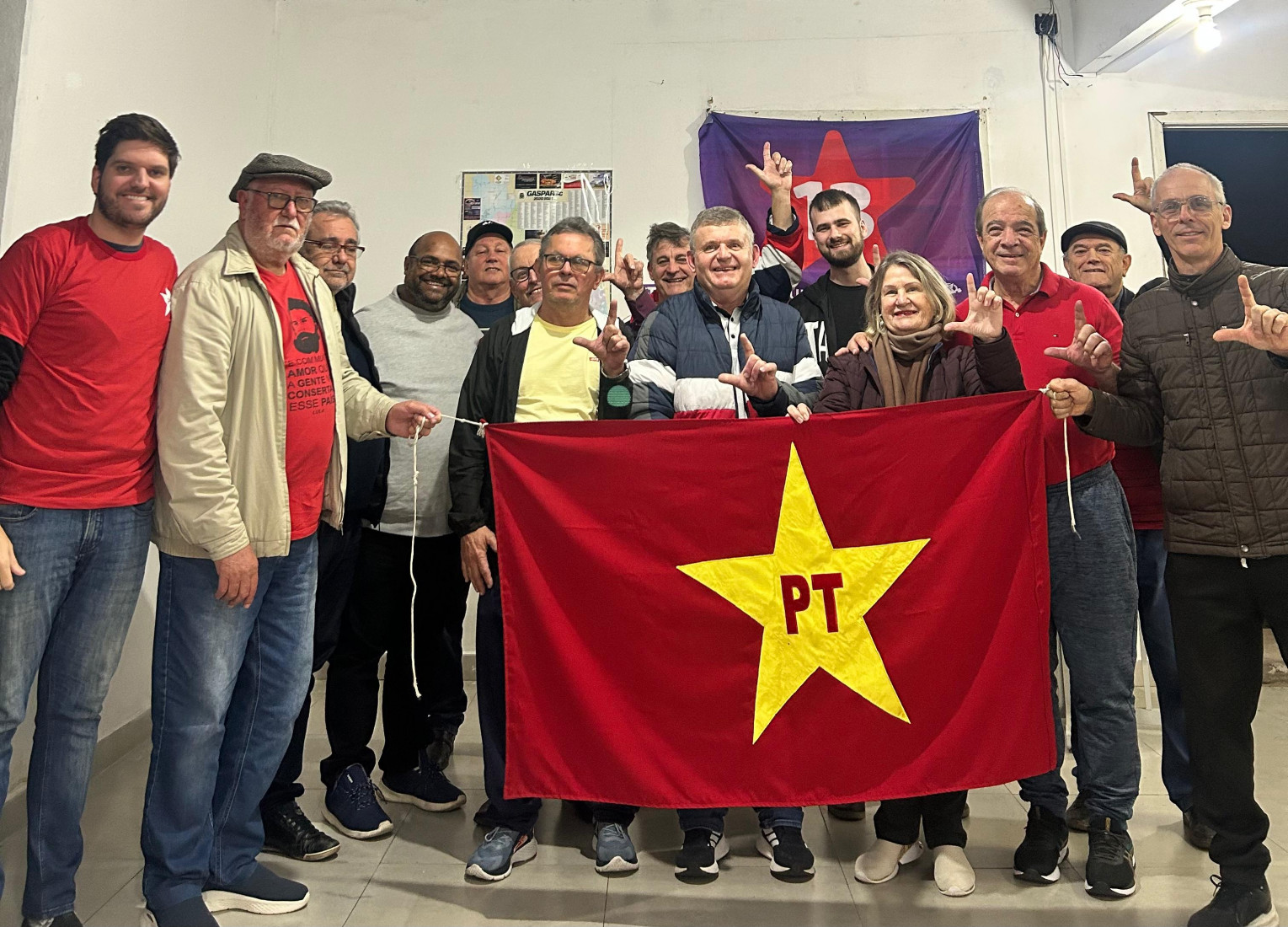 Dionisio (centro) passa a comandar o partido em Gaspar