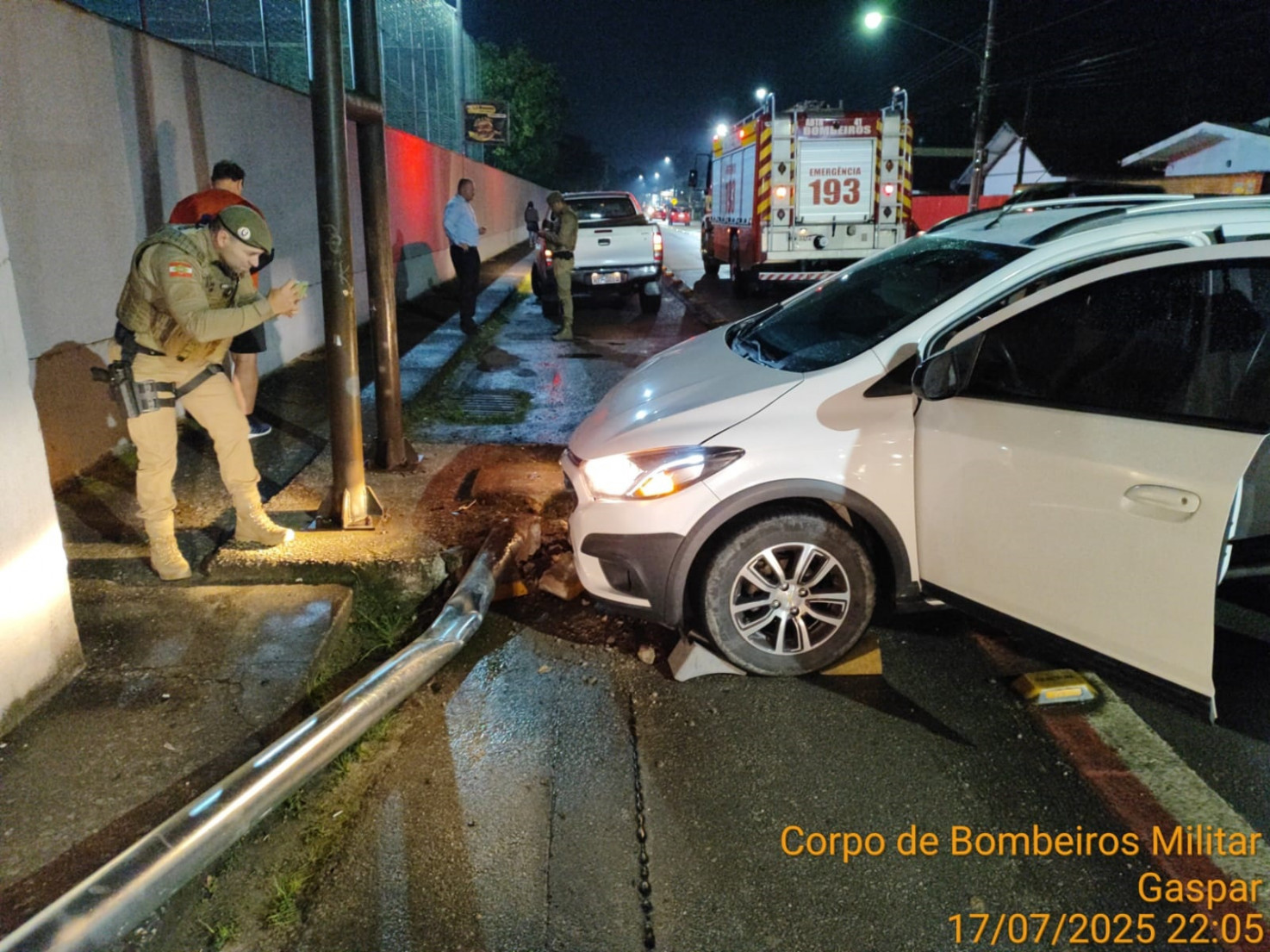 Motorista, de 81, teria passado mal antes de bater o veículo