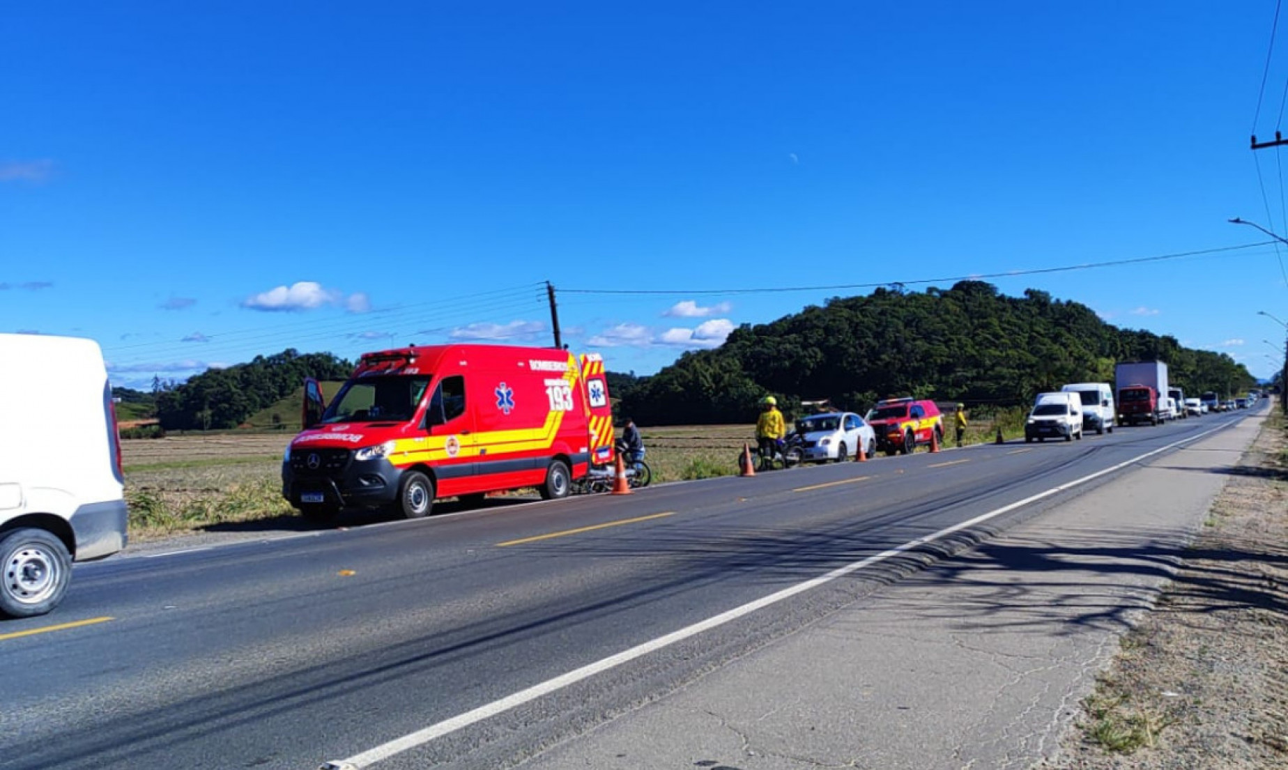 O acidente aconteceu no bairro Santa Terezinha e mobilizou três viaturas do Corpo de Bombeiros Militar