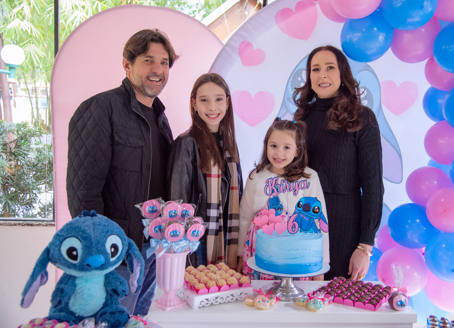 Kírya Müller Bornhausen com os pais Keyla e Reinholdo Bornhausen Neto e a irmã Kyara