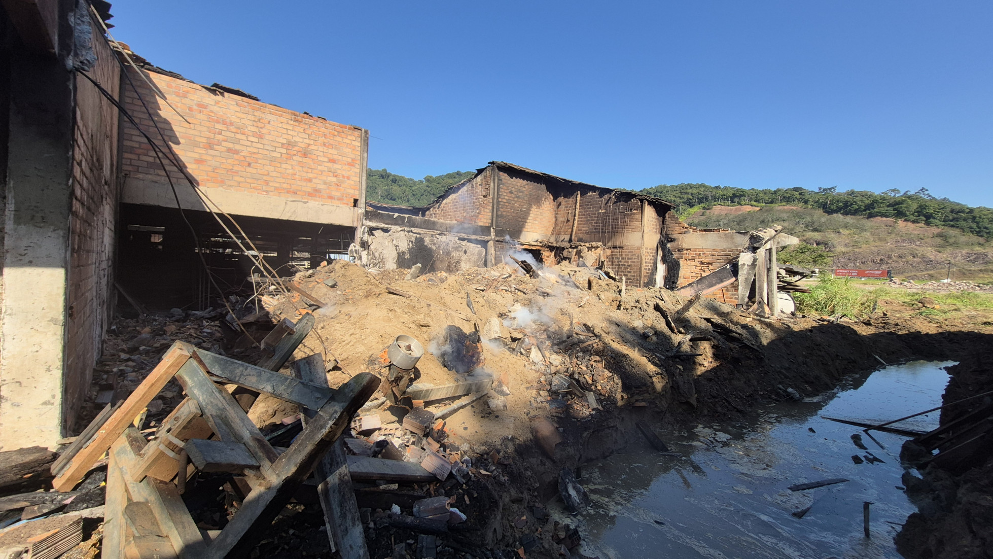 Fogo destruiu completamente a marcenaria