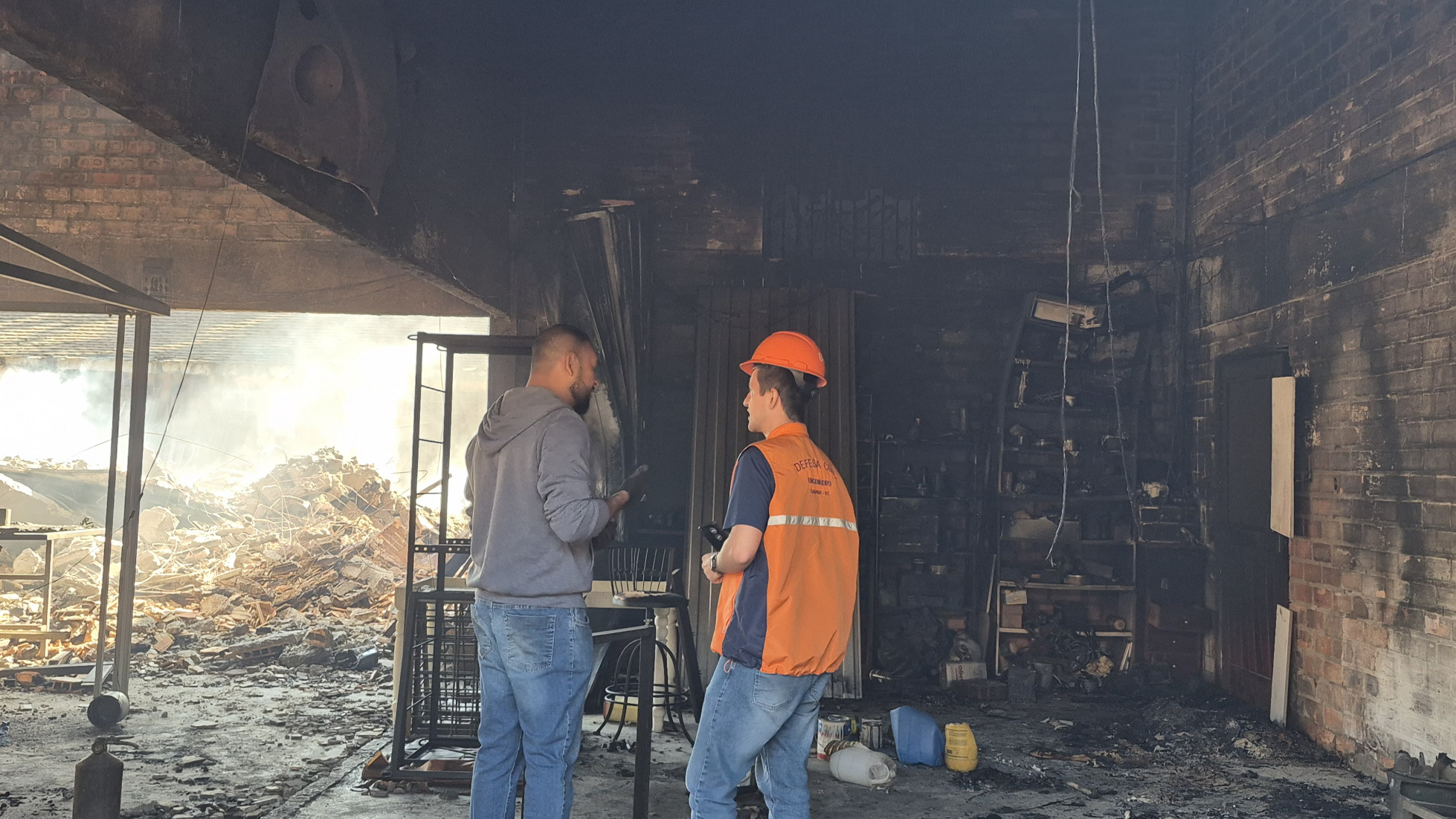 Fogo destruiu completamente a marcenaria