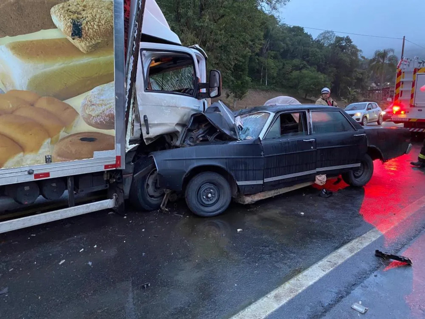 O motorista do caminhão fez o teste do bafômetro, que apontou embriaguez