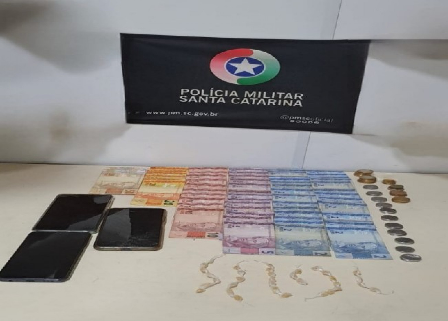 O suspeito foi flagrado com 33 pedras de crack prontas para venda e dinheiro em espécie