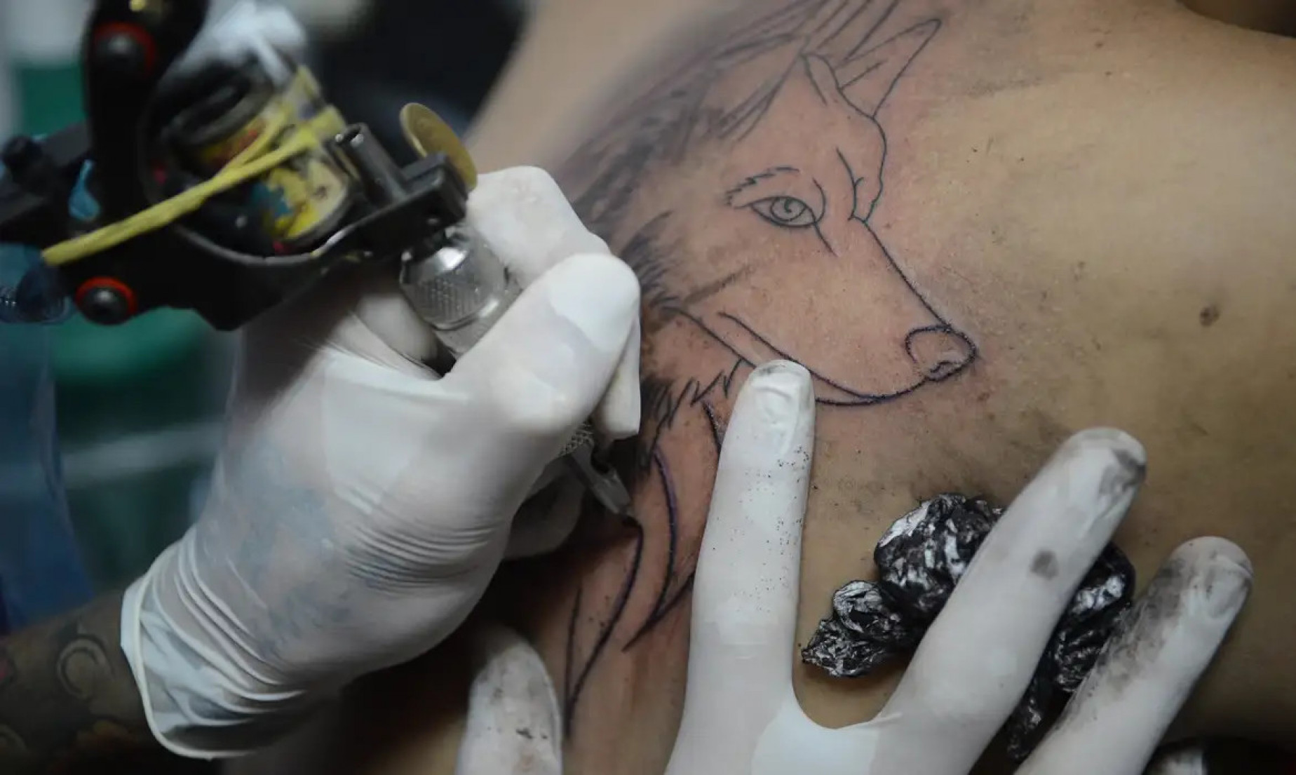 Homem fazendo uma tatuagem