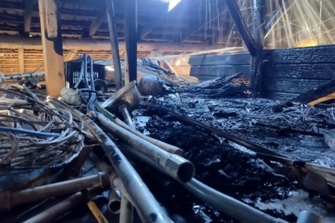 As chamas começaram no mezanino e atingiram fios, madeira e outros materiais