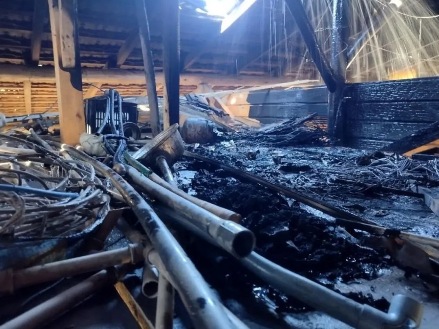 As chamas começaram no mezanino e atingiram fios, madeira e outros materiais