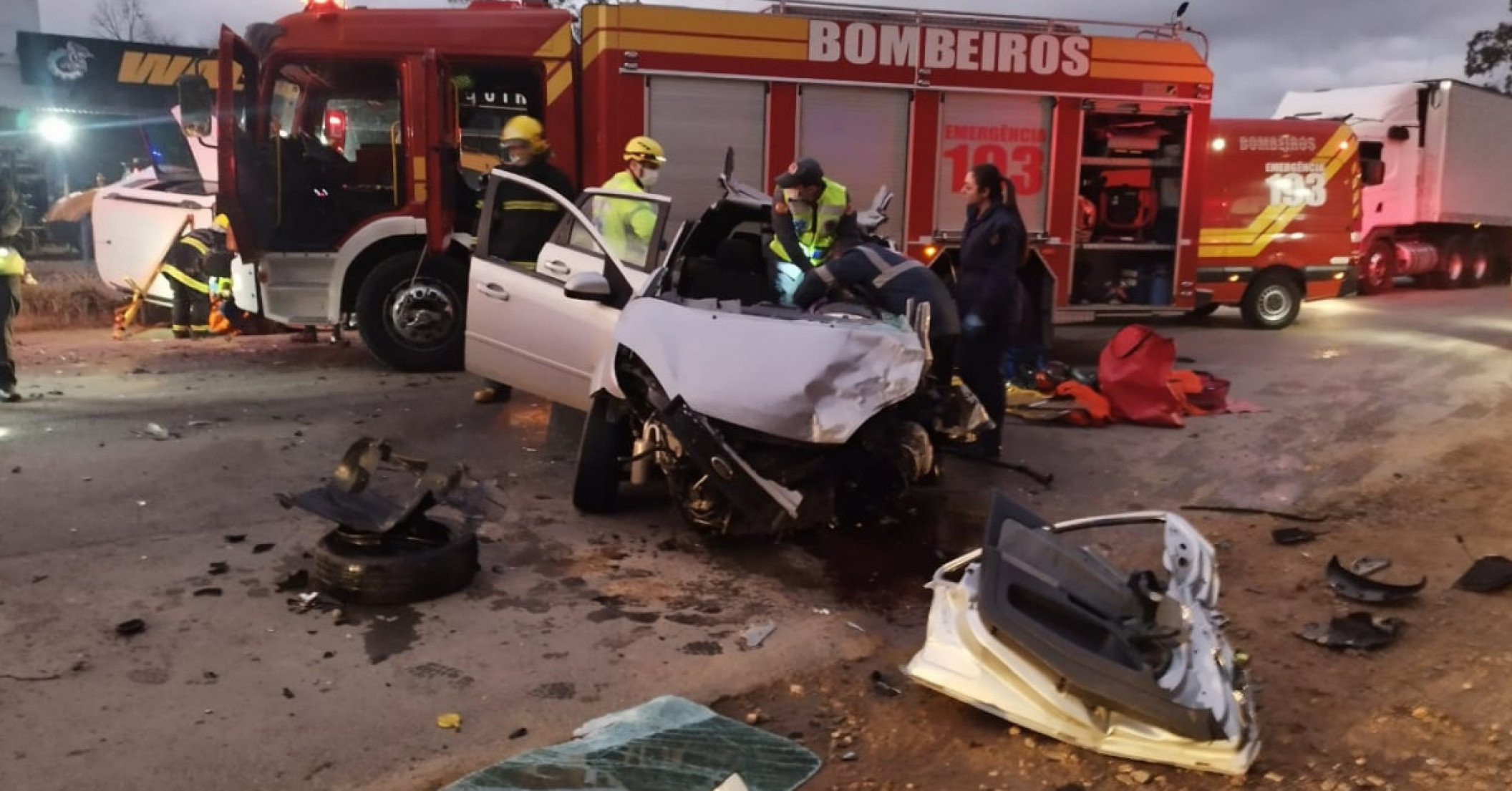 Dois carros se envolveram na colisão, e uma das vítimas precisou ser retirada das ferragens com suspeita de múltiplas fraturas