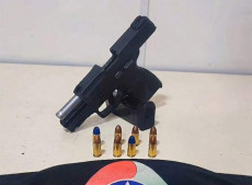 Arma e municões apreendidas pela PM