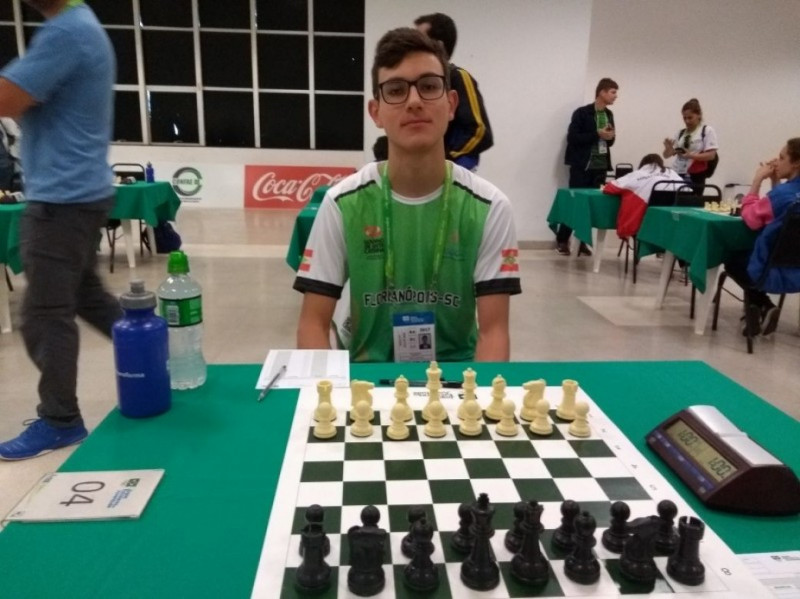 O jovem já conquistou o título estadual de xadrz Sub-17