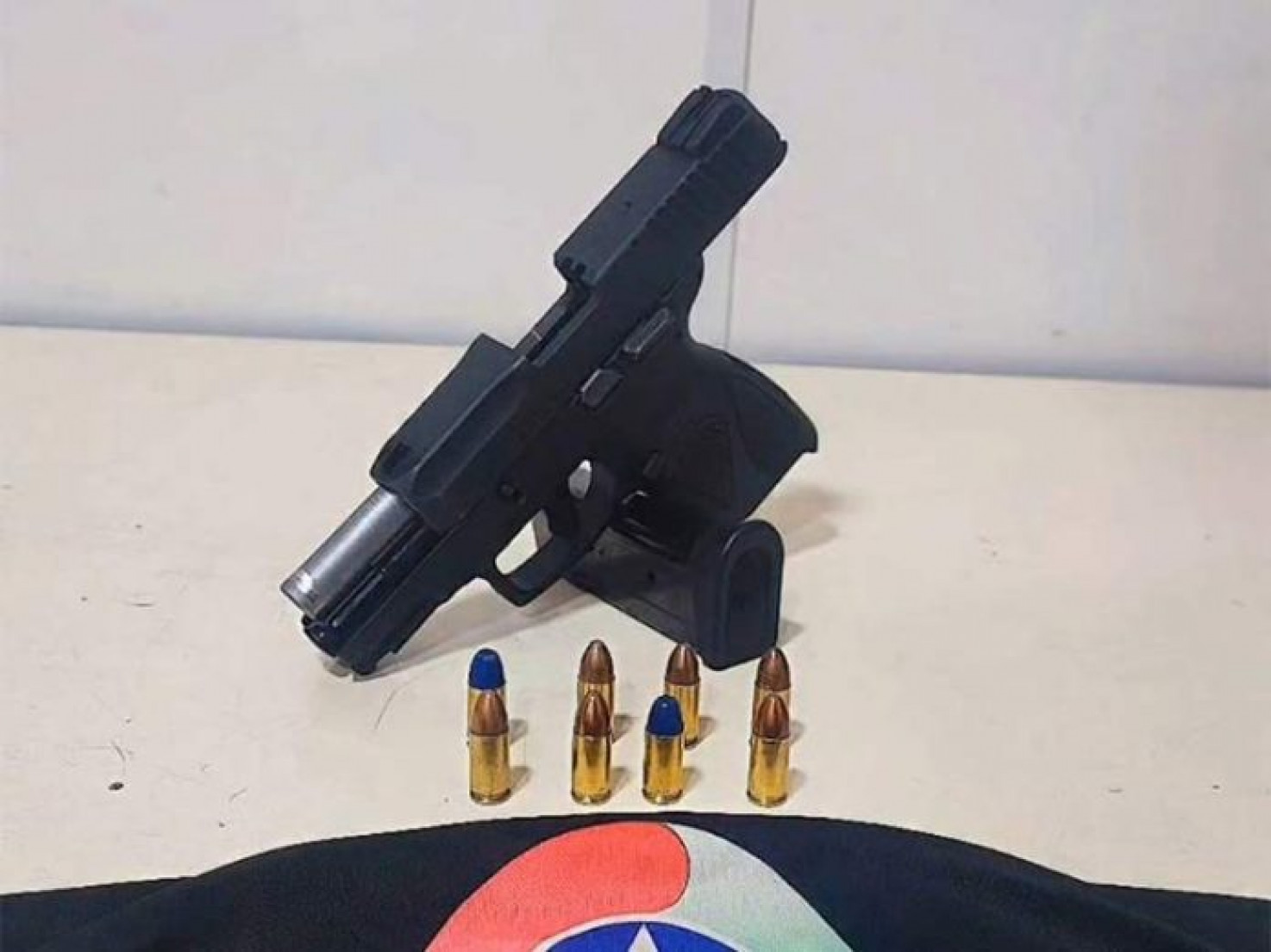 Arma e municões apreendidas pela PM