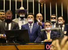 Oposição ocupa plenários por anistia a 8/01 e impeachment de Moraes