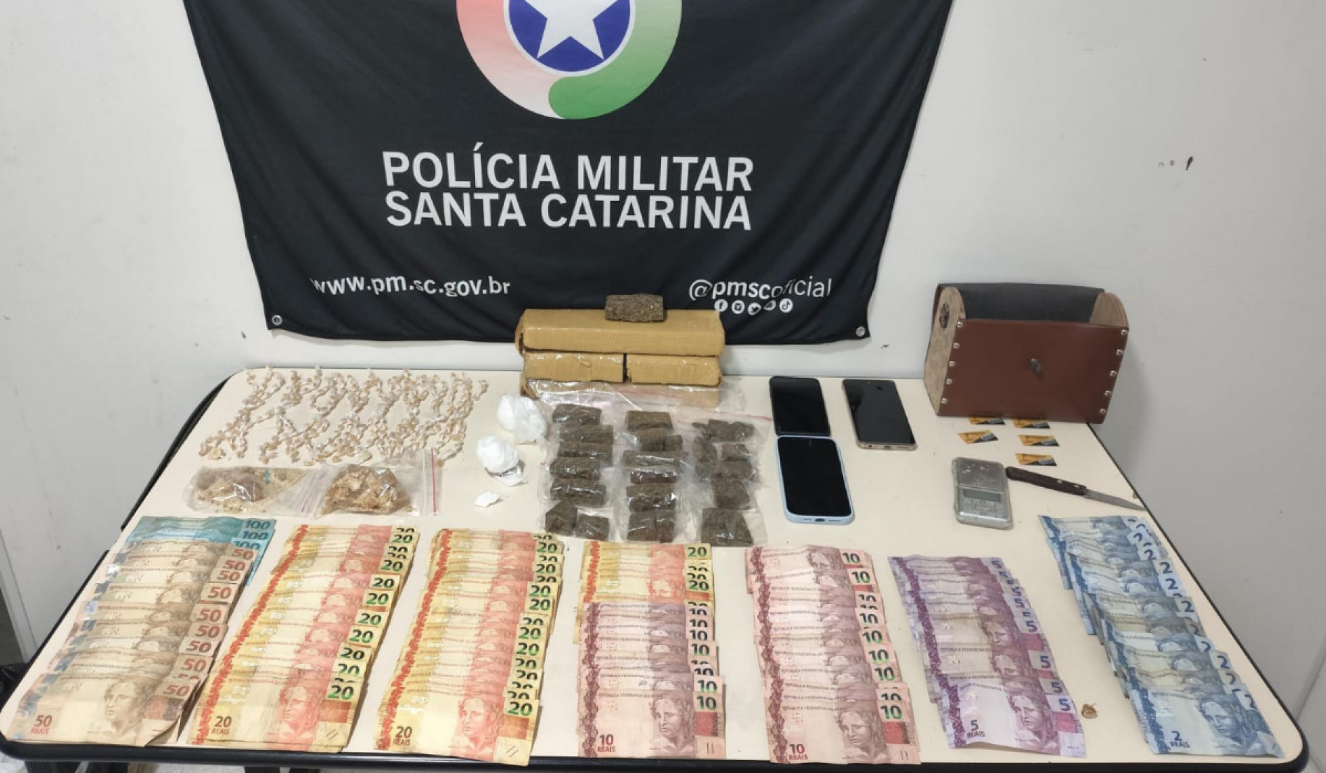 Os suspeitos, todos com passagens pela polícia, tentaram fugir por uma área de mata, mas foram capturados