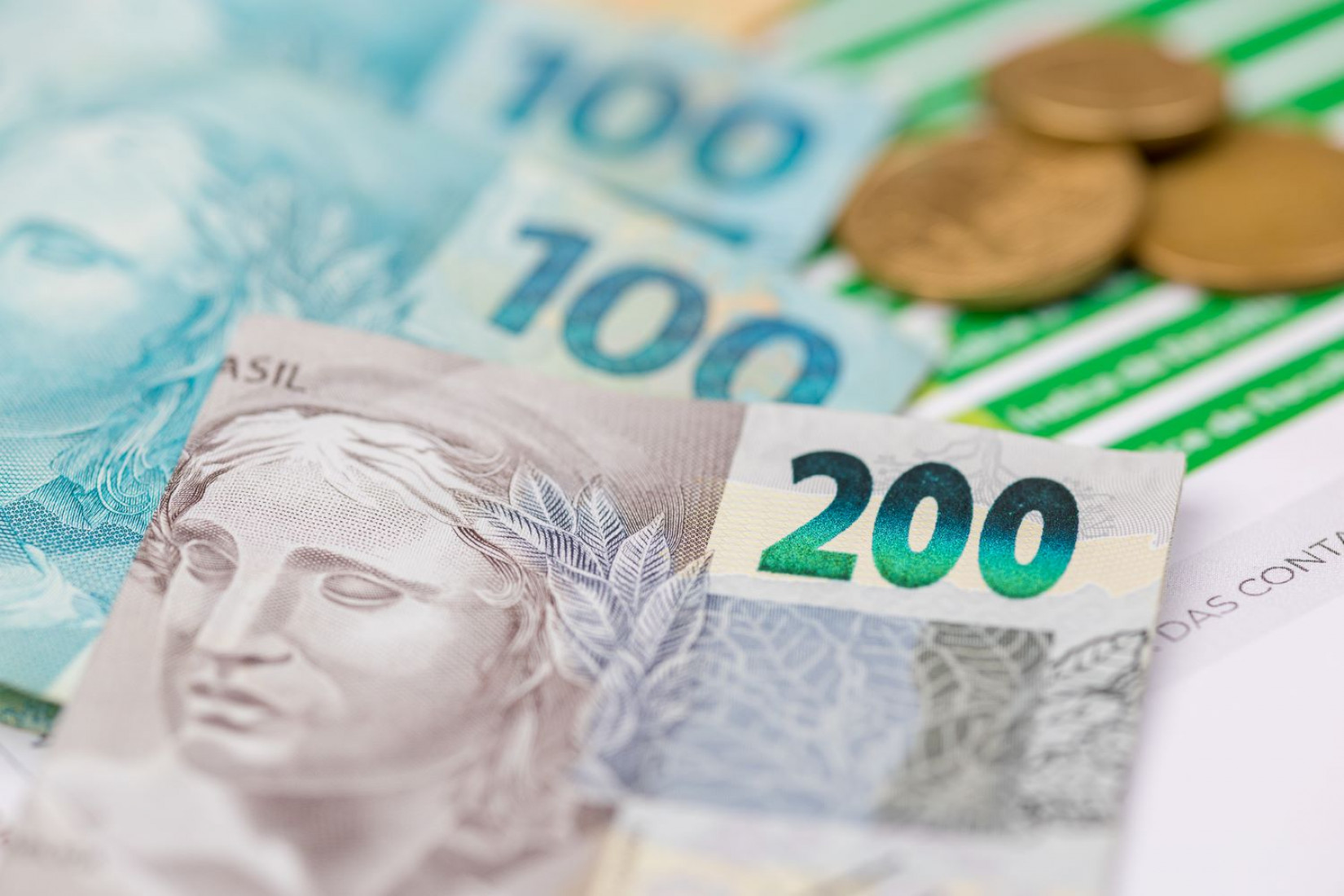 O indicador mede o grau de desigualdade e quanto mais próximo de zero, mais igualitária é a renda