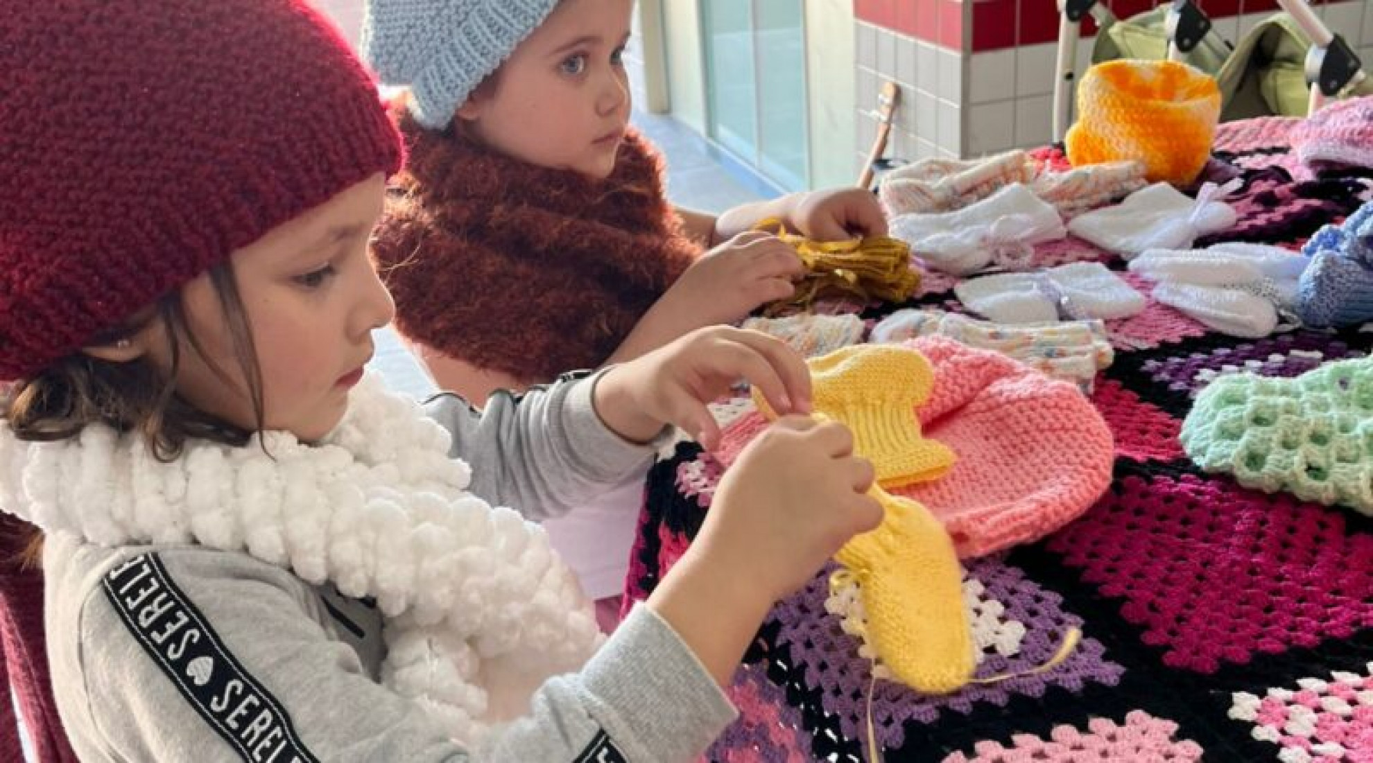 Ação voluntária transforma doações de materiais em roupas de tricô e crochê destinadas à comunidade