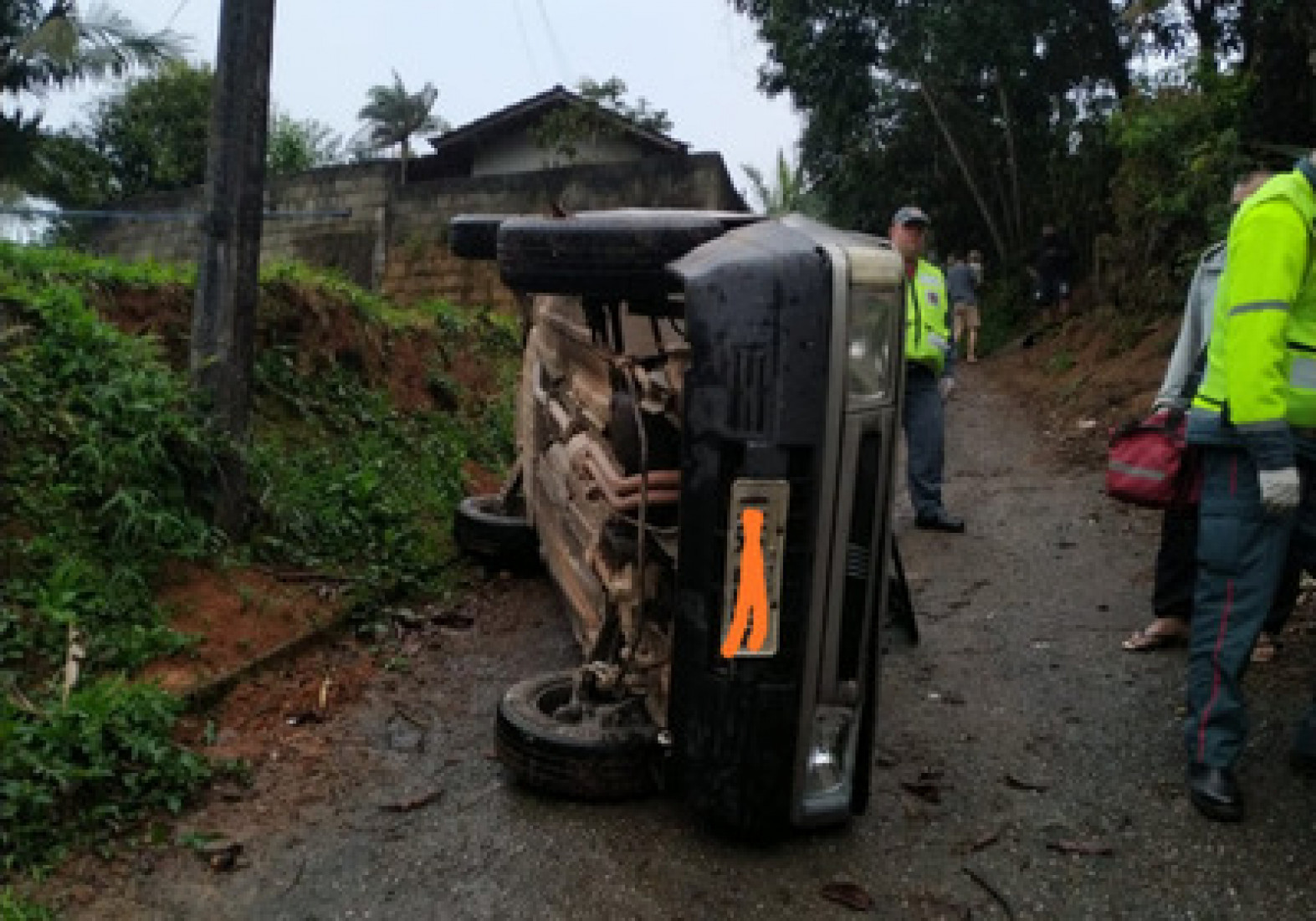 O motorista, de 43 anos, e seu pai, de 66, saíram ilesos