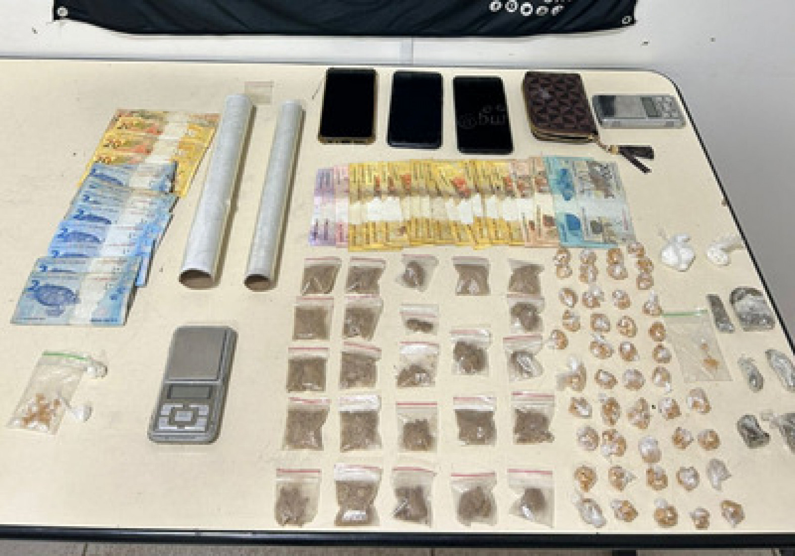 A ocorrência começou com a abordagem de um jovem de 18 anos e terminou com a descoberta de um apartamento usado para o crime