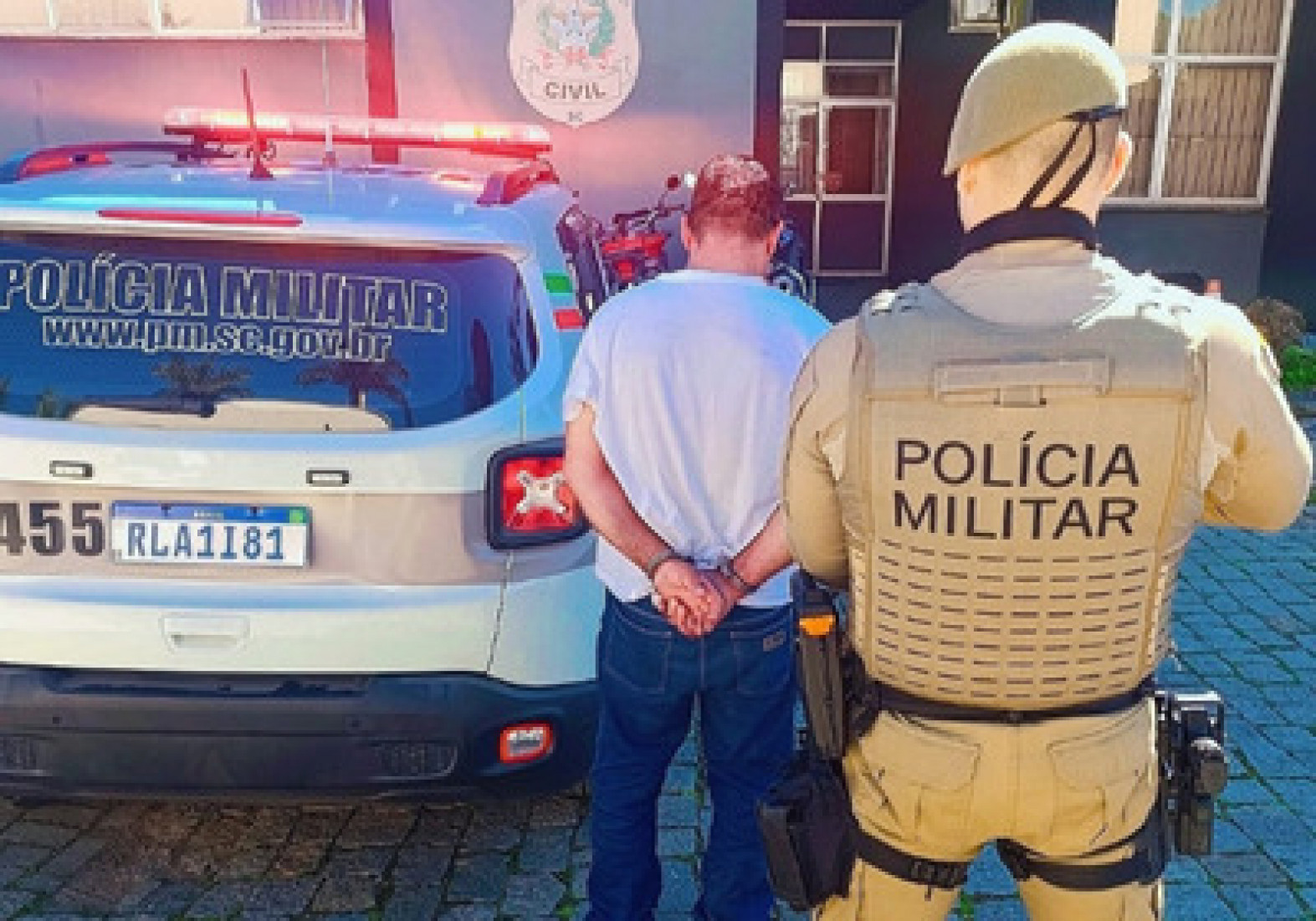 As investigações indicam que o crime se enquadra como tentativa de feminicídio e lesão corporal dolosa